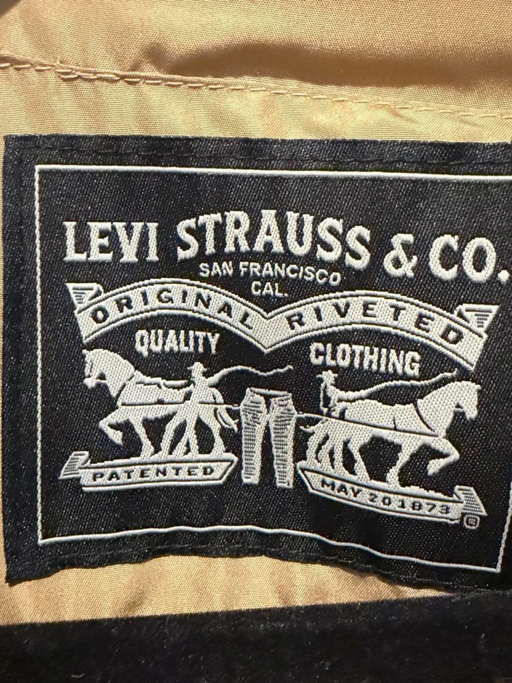 Levi's Oat Sherpa Trucker Jacket Medium Unisex NWT